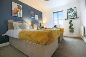 Large 6 Bedroom House with Free Parking, Smart TV with Netflix, Fast Wifi, Air Hockey & Garden by Yoko Property